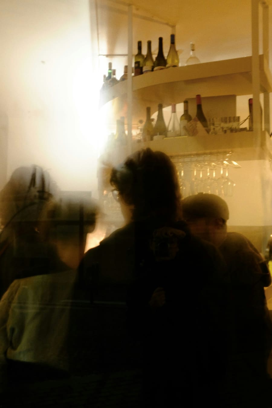 Mensen aan de bar, wazig in warm licht